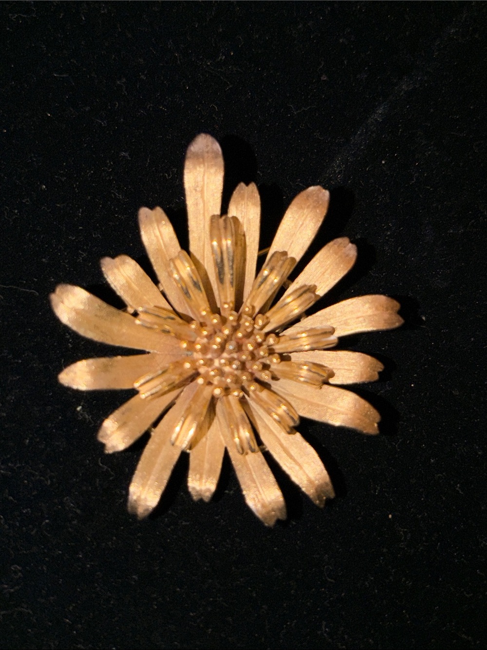 💛 🌼Vintage Stamped Trifari Gold Tone Flower Brooch Pin Size Large
